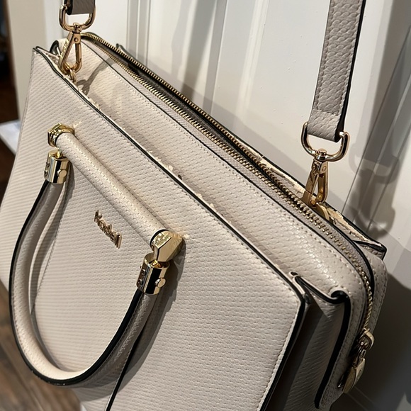 Handbag - Picture 2 of 3